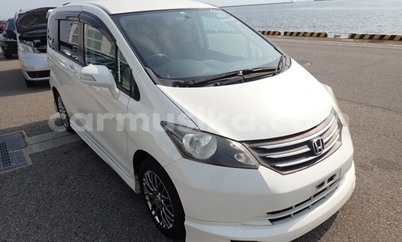 Buy Used Honda Freed White Car in Beitbridge in Matabeleland South