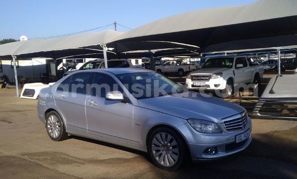 Nunua Ilio tumika Mercedes-Benz C-Classe Fedha Gari ndani ya Beitbridge nchini Matabeleland Kusini