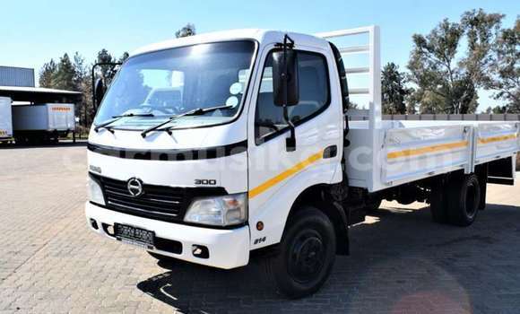 Nunua Ilio tumika Hino 300 Series Nyeupe Lori ndani ya Beitbridge nchini Matabeleland Kusini