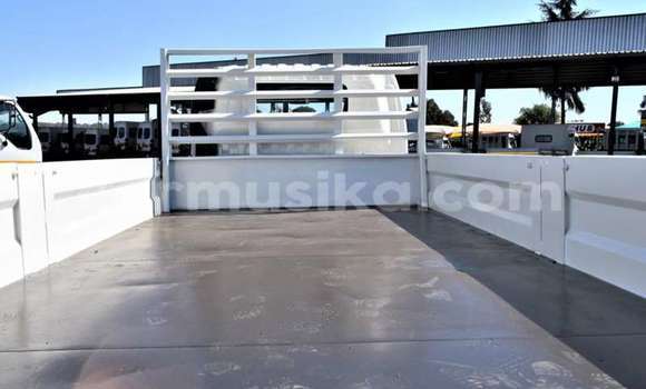 Tenga Tsaru Hino 300 Series Chena Rori in Beitbridge in Matabeleland South Tenga Tsaru Hino 300 Series Chena Rori in Beitbridge in Matabeleland South