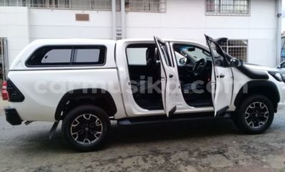 Buy Used Toyota Hilux White Car in Beitbridge in Matabeleland South Buy Used Toyota Hilux White Car in Beitbridge in Matabeleland South