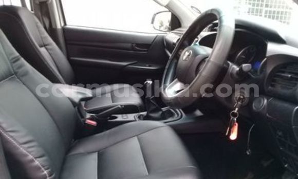 Buy Used Toyota Hilux White Car in Beitbridge in Matabeleland South Buy Used Toyota Hilux White Car in Beitbridge in Matabeleland South