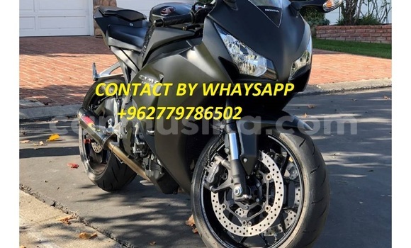 Nunua Ilio tumika Honda CBR 1000 RR Nyeusi Bike ndani ya Alexandra Park nchini Harare Nunua Ilio tumika Honda CBR 1000 RR Nyeusi Bike ndani ya Alexandra Park nchini Harare