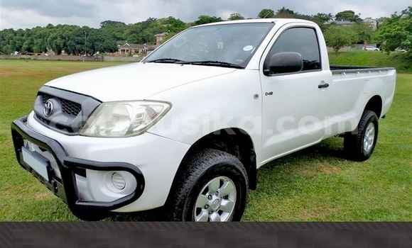 Buy Used Toyota Hilux White Car in Beitbridge in Matabeleland South