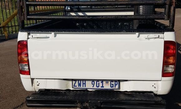 Tenga Tsaru Toyota Hilux Chena Mota in Beitbridge in Matabeleland South Tenga Tsaru Toyota Hilux Chena Mota in Beitbridge in Matabeleland South