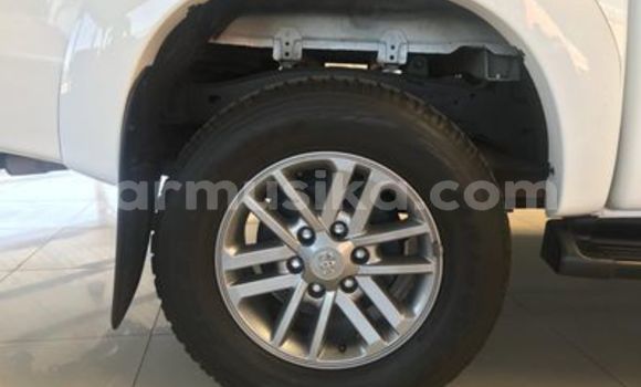 Buy Used Toyota Hilux White Car in Beitbridge in Matabeleland South Buy Used Toyota Hilux White Car in Beitbridge in Matabeleland South