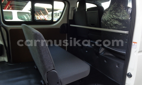 Nunua Ilio tumika Toyota Hiace Nyeupe Gari ndani ya Beitbridge nchini Matabeleland Kusini Nunua Ilio tumika Toyota Hiace Nyeupe Gari ndani ya Beitbridge nchini Matabeleland Kusini