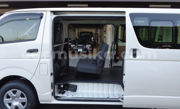 Nunua Ilio tumika Toyota Hiace Nyeupe Gari ndani ya Beitbridge nchini Matabeleland Kusini Nunua Ilio tumika Toyota Hiace Nyeupe Gari ndani ya Beitbridge nchini Matabeleland Kusini