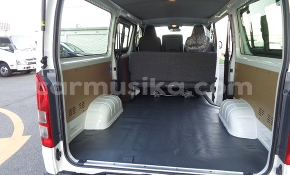 Nunua Ilio tumika Toyota Hiace Nyeupe Gari ndani ya Beitbridge nchini Matabeleland Kusini Nunua Ilio tumika Toyota Hiace Nyeupe Gari ndani ya Beitbridge nchini Matabeleland Kusini