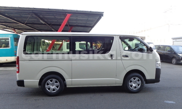 Nunua Ilio tumika Toyota Hiace Nyeupe Gari ndani ya Beitbridge nchini Matabeleland Kusini Nunua Ilio tumika Toyota Hiace Nyeupe Gari ndani ya Beitbridge nchini Matabeleland Kusini