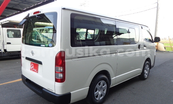 Nunua Ilio tumika Toyota Hiace Nyeupe Gari ndani ya Beitbridge nchini Matabeleland Kusini Nunua Ilio tumika Toyota Hiace Nyeupe Gari ndani ya Beitbridge nchini Matabeleland Kusini