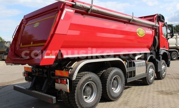 Tenga Tsaru Mercedes‒Benz Arocs Tsvuku Rori in Beitbridge in Matabeleland South Tenga Tsaru Mercedes‒Benz Arocs Tsvuku Rori in Beitbridge in Matabeleland South