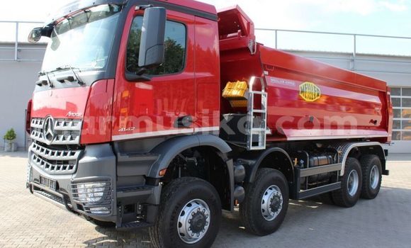 Tenga Tsaru Mercedes‒Benz Arocs Tsvuku Rori in Beitbridge in Matabeleland South Tenga Tsaru Mercedes‒Benz Arocs Tsvuku Rori in Beitbridge in Matabeleland South