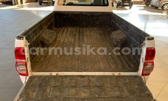 Tenga Tsaru Toyota Hilux Chena Mota in Beitbridge in Matabeleland South Tenga Tsaru Toyota Hilux Chena Mota in Beitbridge in Matabeleland South