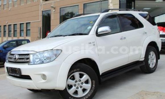 Nunua Ilio tumika Toyota Fortuner Nyeupe Gari ndani ya Beitbridge nchini Matabeleland Kusini