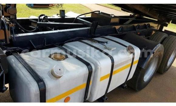 Nunua Ilio tumika Nissan UD Nyeupe Lori ndani ya Emerald Hill nchini Harare Nunua Ilio tumika Nissan UD Nyeupe Lori ndani ya Emerald Hill nchini Harare