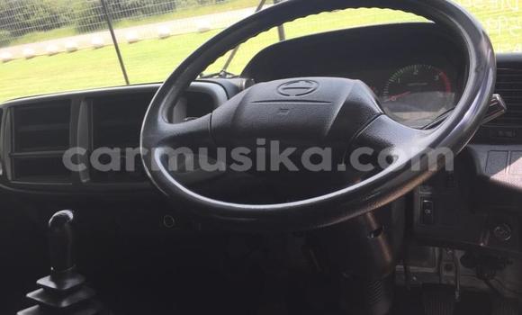 Nunua Ilio tumika Nissan UD Nyeupe Lori ndani ya Emerald Hill nchini Harare Nunua Ilio tumika Nissan UD Nyeupe Lori ndani ya Emerald Hill nchini Harare