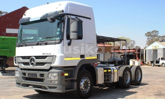 Nunua Ilio tumika Mercedes‒Benz 1520 Nyeupe Lori ndani ya Beitbridge nchini Matabeleland Kusini