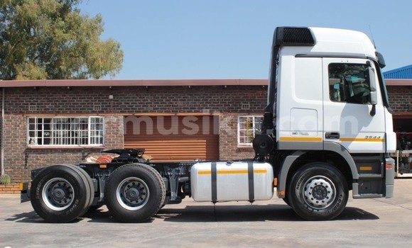 Nunua Ilio tumika Mercedes‒Benz 1520 Nyeupe Lori ndani ya Beitbridge nchini Matabeleland Kusini Nunua Ilio tumika Mercedes‒Benz 1520 Nyeupe Lori ndani ya Beitbridge nchini Matabeleland Kusini