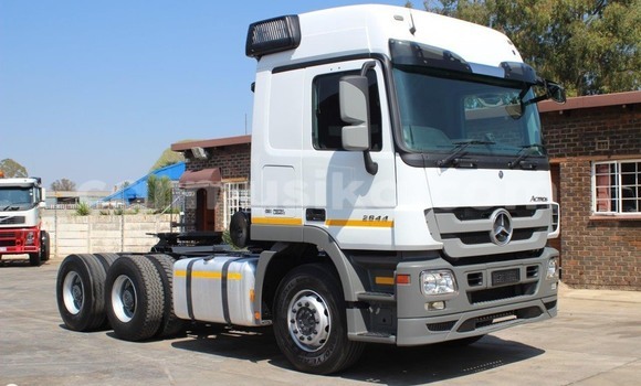 Nunua Ilio tumika Mercedes‒Benz 1520 Nyeupe Lori ndani ya Beitbridge nchini Matabeleland Kusini Nunua Ilio tumika Mercedes‒Benz 1520 Nyeupe Lori ndani ya Beitbridge nchini Matabeleland Kusini