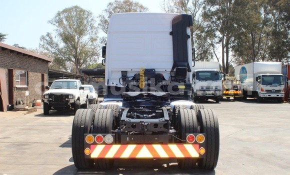 Nunua Ilio tumika Mercedes‒Benz 1520 Nyeupe Lori ndani ya Beitbridge nchini Matabeleland Kusini Nunua Ilio tumika Mercedes‒Benz 1520 Nyeupe Lori ndani ya Beitbridge nchini Matabeleland Kusini