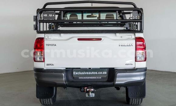 Tenga Tsaru Toyota Hilux Chena Mota in Glen View in Harare Tenga Tsaru Toyota Hilux Chena Mota in Glen View in Harare