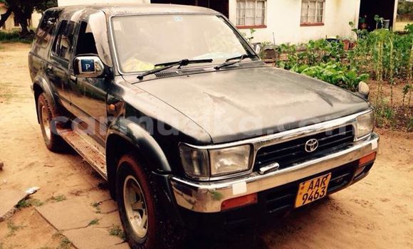 Nunua Ilio tumika Toyota Hilux Surf Nyeusi Gari ndani ya Alexandra Park nchini Harare