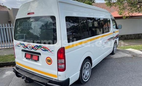 Tenga Tsaru Toyota Hiace Chena Mota in Beitbridge in Matabeleland South Tenga Tsaru Toyota Hiace Chena Mota in Beitbridge in Matabeleland South