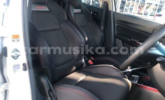 Nunua Ilio tumika Suzuki Swift Nyeupe Gari ndani ya Beitbridge nchini Matabeleland Kusini Nunua Ilio tumika Suzuki Swift Nyeupe Gari ndani ya Beitbridge nchini Matabeleland Kusini