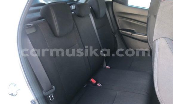 Nunua Ilio tumika Suzuki Swift Nyeupe Gari ndani ya Beitbridge nchini Matabeleland Kusini Nunua Ilio tumika Suzuki Swift Nyeupe Gari ndani ya Beitbridge nchini Matabeleland Kusini