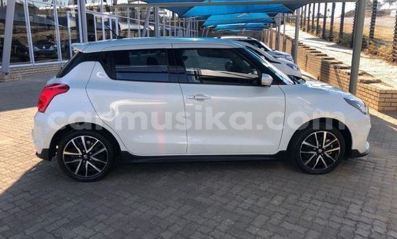 Nunua Ilio tumika Suzuki Swift Nyeupe Gari ndani ya Beitbridge nchini Matabeleland Kusini Nunua Ilio tumika Suzuki Swift Nyeupe Gari ndani ya Beitbridge nchini Matabeleland Kusini
