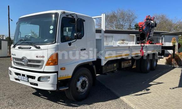 Buy Used Hino 300 Series White Truck in Beitbridge in Matabeleland South
