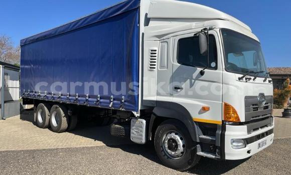 Nunua Ilio tumika Hino 300 Series Nyeupe Lori ndani ya Beitbridge nchini Matabeleland Kusini