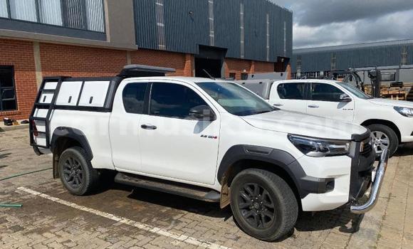 Nunua Ilio tumika Toyota Hilux Nyeupe Gari ndani ya Chitungwiza nchini Harare
