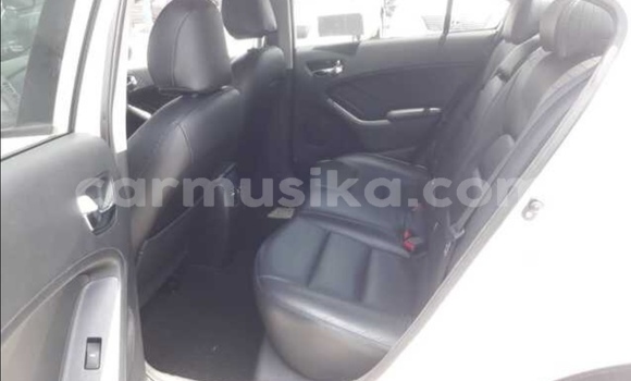 Acheter Occasion Voiture Kia Forte Blanc à Beitbridge, Matabeleland South Acheter Occasion Voiture Kia Forte Blanc à Beitbridge, Matabeleland South