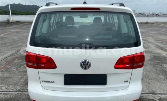 Acheter Occasion Voiture Volkswagen Touran Blanc à Beitbridge, Matabeleland South Acheter Occasion Voiture Volkswagen Touran Blanc à Beitbridge, Matabeleland South