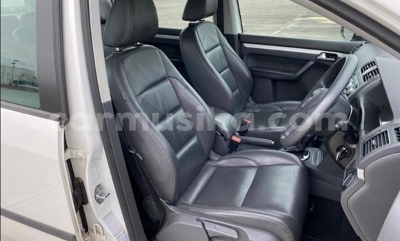 Acheter Occasion Voiture Volkswagen Touran Blanc à Beitbridge, Matabeleland South Acheter Occasion Voiture Volkswagen Touran Blanc à Beitbridge, Matabeleland South