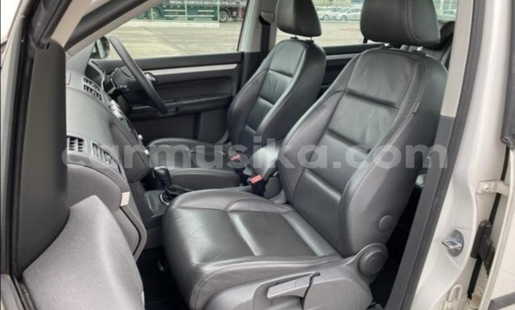 Acheter Occasion Voiture Volkswagen Touran Blanc à Beitbridge, Matabeleland South Acheter Occasion Voiture Volkswagen Touran Blanc à Beitbridge, Matabeleland South