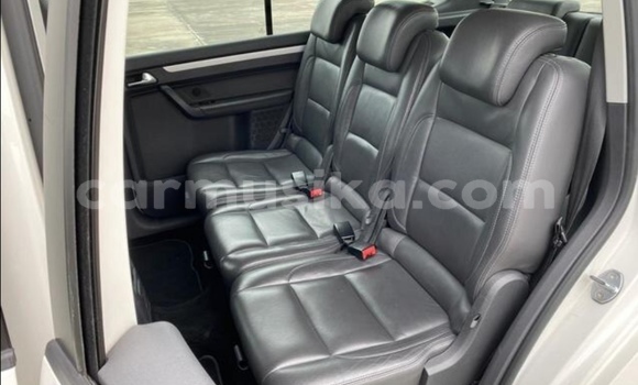 Acheter Occasion Voiture Volkswagen Touran Blanc à Beitbridge, Matabeleland South Acheter Occasion Voiture Volkswagen Touran Blanc à Beitbridge, Matabeleland South