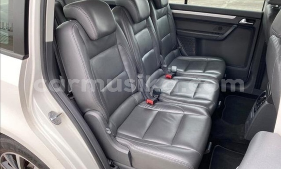 Acheter Occasion Voiture Volkswagen Touran Blanc à Beitbridge, Matabeleland South Acheter Occasion Voiture Volkswagen Touran Blanc à Beitbridge, Matabeleland South