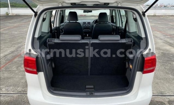 Acheter Occasion Voiture Volkswagen Touran Blanc à Beitbridge, Matabeleland South Acheter Occasion Voiture Volkswagen Touran Blanc à Beitbridge, Matabeleland South