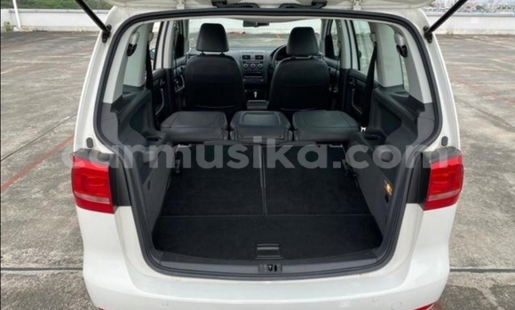 Acheter Occasion Voiture Volkswagen Touran Blanc à Beitbridge, Matabeleland South Acheter Occasion Voiture Volkswagen Touran Blanc à Beitbridge, Matabeleland South