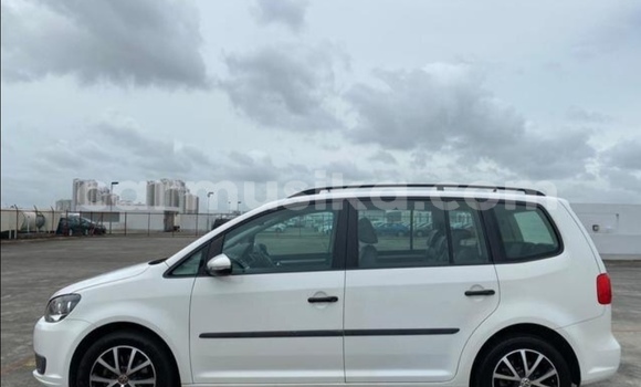Acheter Occasion Voiture Volkswagen Touran Blanc à Beitbridge, Matabeleland South Acheter Occasion Voiture Volkswagen Touran Blanc à Beitbridge, Matabeleland South