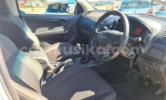 Nunua Ilio tumika Isuzu KB Nyeupe Gari ndani ya Beitbridge nchini Matabeleland Kusini Nunua Ilio tumika Isuzu KB Nyeupe Gari ndani ya Beitbridge nchini Matabeleland Kusini