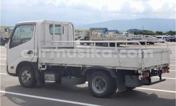 Nunua Ilio tumika Toyota Dyna Nyeupe Lori ndani ya Beitbridge nchini Matabeleland Kusini Nunua Ilio tumika Toyota Dyna Nyeupe Lori ndani ya Beitbridge nchini Matabeleland Kusini