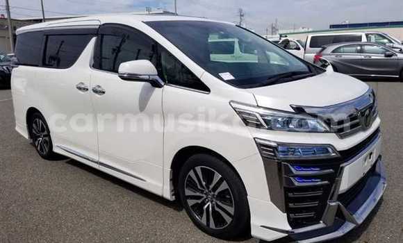 Buy Used Toyota Vellfire White Car in Beitbridge in Matabeleland South