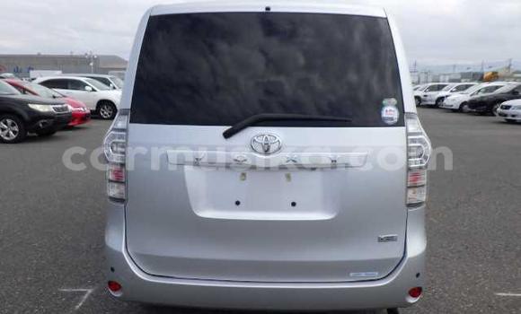 Nunua Ilio tumika Toyota Voxy Fedha Gari ndani ya Beitbridge nchini Matabeleland Kusini Nunua Ilio tumika Toyota Voxy Fedha Gari ndani ya Beitbridge nchini Matabeleland Kusini