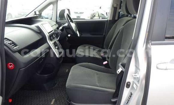 Nunua Ilio tumika Toyota Voxy Fedha Gari ndani ya Beitbridge nchini Matabeleland Kusini Nunua Ilio tumika Toyota Voxy Fedha Gari ndani ya Beitbridge nchini Matabeleland Kusini