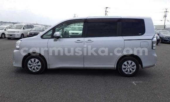 Nunua Ilio tumika Toyota Voxy Fedha Gari ndani ya Beitbridge nchini Matabeleland Kusini Nunua Ilio tumika Toyota Voxy Fedha Gari ndani ya Beitbridge nchini Matabeleland Kusini