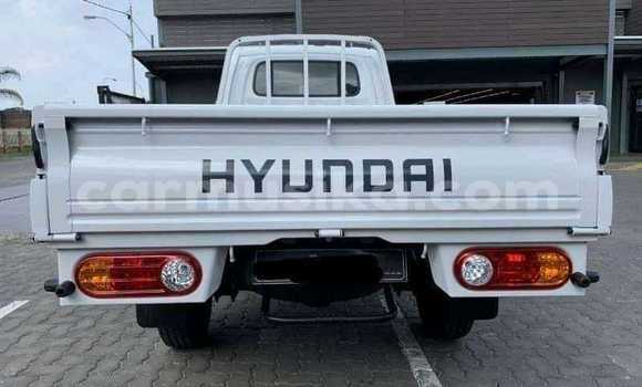 Nunua Ilio tumika Hyundai H200 Nyeupe Lori ndani ya Highfield nchini Harare Nunua Ilio tumika Hyundai H200 Nyeupe Lori ndani ya Highfield nchini Harare